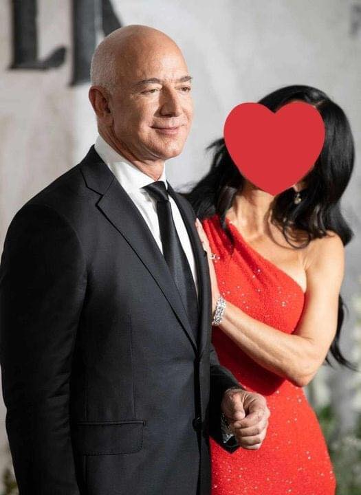 The 60-year-old Amazon founder, whose fortune is estimated at $150.1 billion, has been seen with his 54-year-old beloved.💑😲Some compared the woman to Kim Kardashian. What’s your take on it?🤭 Check the top comment to see the photos📌⬇️⬇️