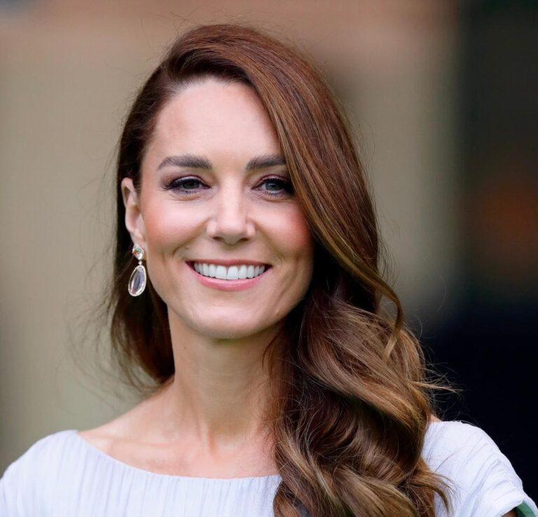 For Mother’s Day in the United Kingdom, a photo of Kate Middleton recovering with her children was released – the first in 76 days. Alarmingly, though, it’s now been removed after a horrifying detail was spotted 😮😭  Check Comments for the pic👇