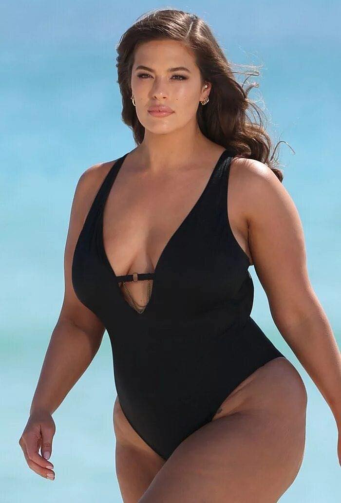 “Her Large Breasts Fall Out Of Bikini”: Ashley Graham Shared A Spicy Bathroom Photo! Источник: https://beaware.fun/her-large-breasts-fall-out-of-bikini-ashley-graham-shared-a-spicy-bathroom-photo