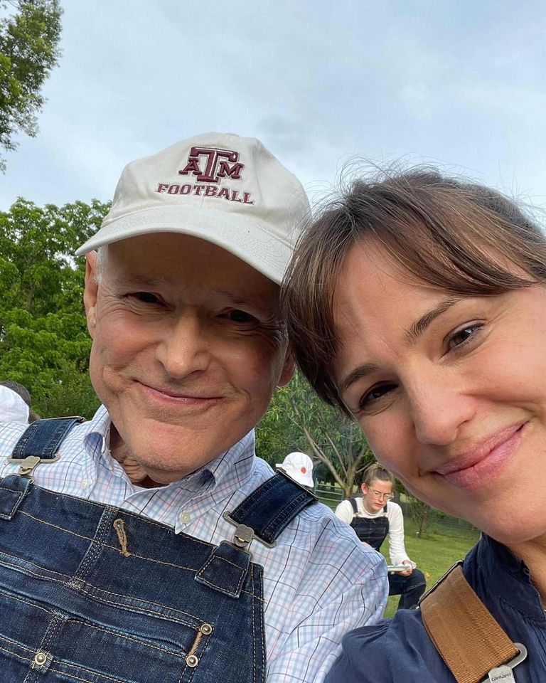 Rest In Peace!❗️😢Jennifer Garner grieves the loss of her father. He passed away surrounded by his relatives and friends.😞The star shared a heartful tribute to honor his memory.😮👉What were her last words to her dad? Learn more in the comment box below⬇️⬇️