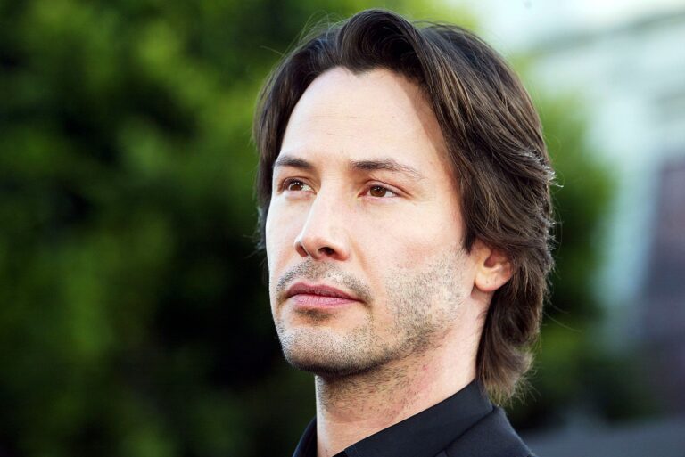 Karen Sala claimed that Keanu Reeves is the father of her four adult children and demanded $3 million in spousal support.  The situation reached such proportions that the actor had to take a DNA test. Details in the comments below.  👇