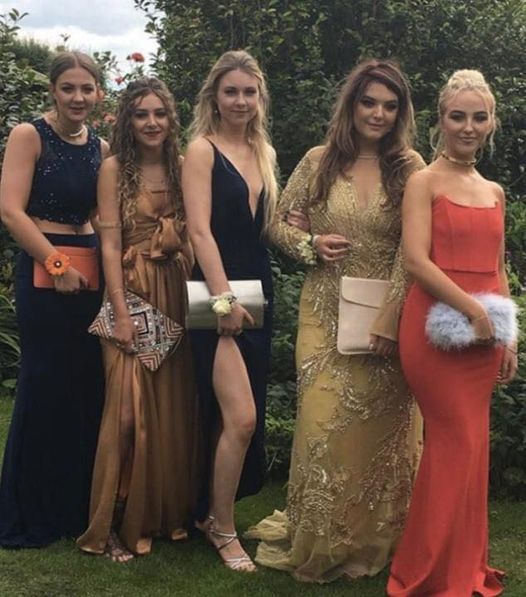 Five friends pose for a prom photo which ends up causing a frenzy online… can you spot the hidden detail? Check the comments👇