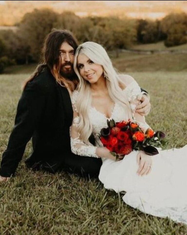 After 62-year-old Billy Ray Cyrus tied the knot for the third time to his 34-year-old bride, Firerose he shared pictures of the wedding day. Some fans noticed one detail that made them very angry… 😮 Check the comments👇