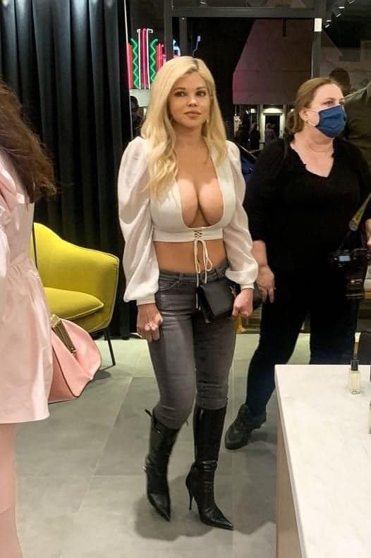 The blonde who fooled everyone with her age. She looks like a teenager, but the reality is completely different: Bet you can’t guess how old the diva in the picture is.Check the comments